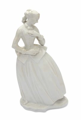 une statue blanche représentant une femme en robe blanche