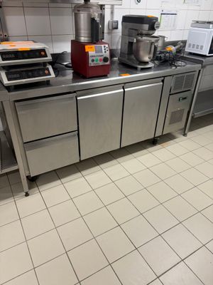 une cuisine équipée de nombreux appareils électroménagers et offrant beaucoup d'espace de plan de travail