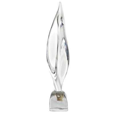 une sculpture en verre représentant une feuille sur fond blanc