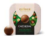 une boîte de café « Royal Hazelnuts » à côté d'une boule de chocolat