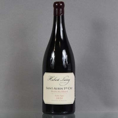 une bouteille de vin posée sur une table