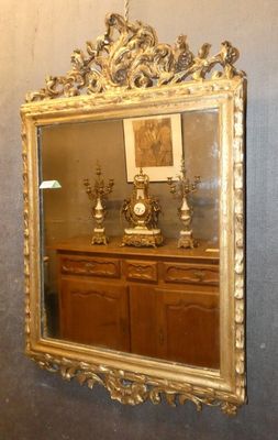 un miroir accroché au mur au-dessus d'une commode