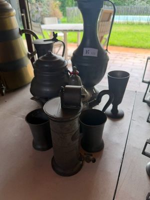 de nombreux types de vases et de pichets sur la table