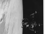 une vieille photo en noir et blanc représentant un satellite, avec un autre satellite en arrière-plan