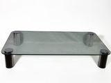 table basse en verre avec des pieds en métal noir et un plateau en verre