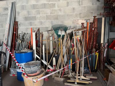 tout un tas d'outils qui prennent la poussière dans un garage