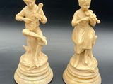 paire de figurines en ivoire sculpté représentant un garçon et une fille