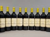 six bouteilles de vin alignées sur une table