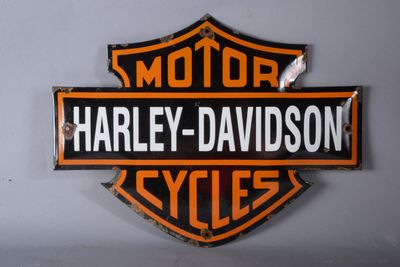 une enseigne Harley-Davidson sur le mur d'un garage