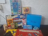 beaucoup de livres et de jeux sur la table
