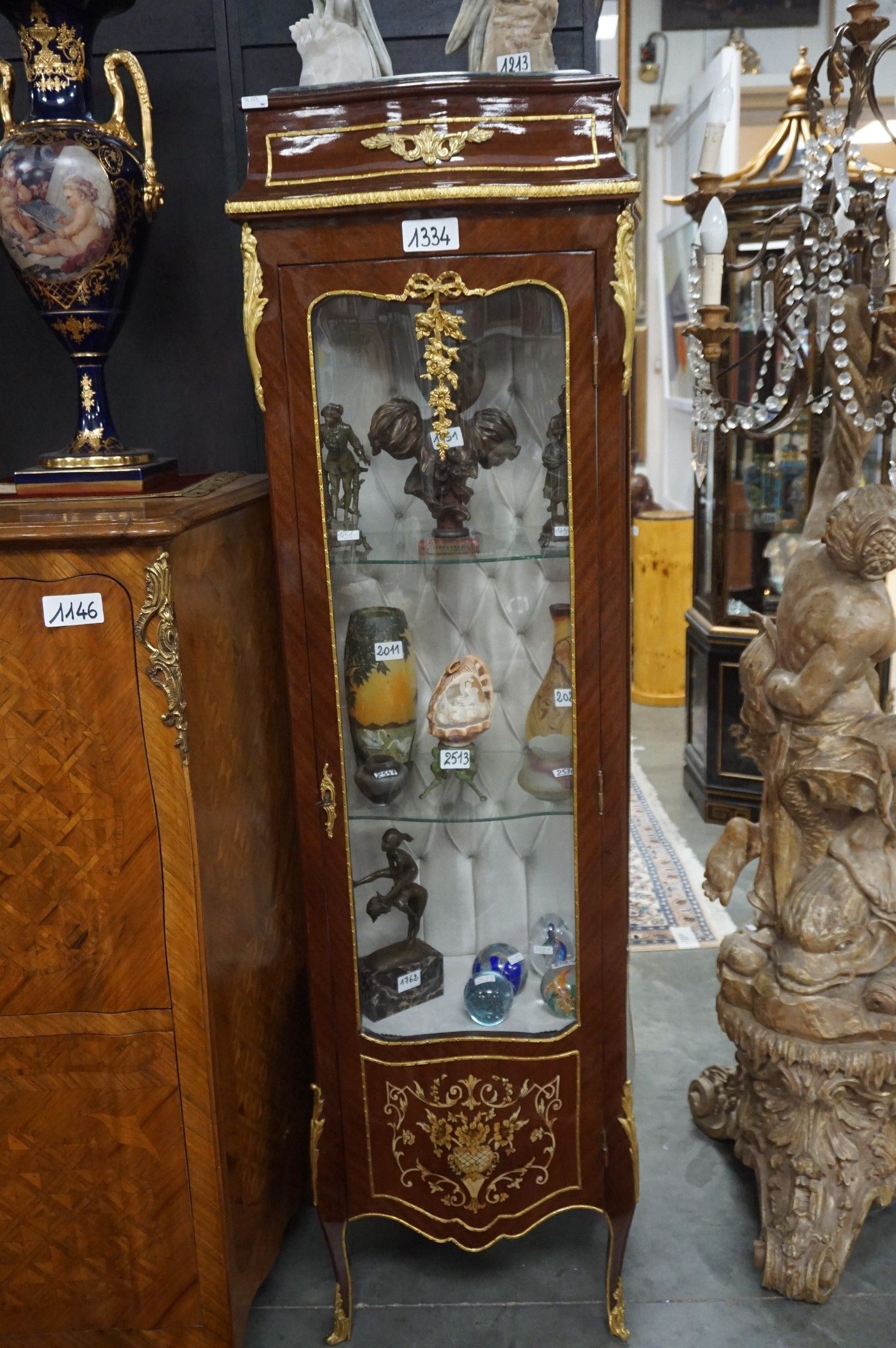 belle vitrine de style Louis XVI - à 1 porte - ornée de mont…