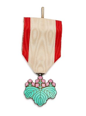 une image représentant une médaille ornée d'un ruban rouge et d'une fleur