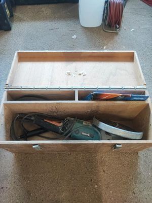 une boîte en bois contenant plusieurs paires de chaussures