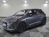 la voiture grise est garée sur un sol en damier dans le garage