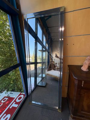 une photo d'une pièce donnant sur l'extérieur