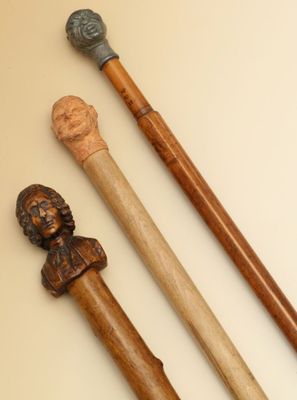 Réunion de 3 CANNES en bois avec pommeau à tête d'homme