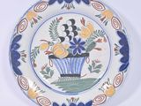 une assiette bleue et blanche ornée d'une composition florale