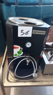 une machine à café posée sur une table