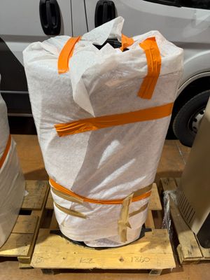 un grand sac de provisions posé sur une palette à côté d'une camionnette