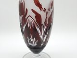 un verre à vin orné d'un motif rouge et blanc