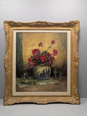 tableau représentant un vase avec des fleurs rouges posé sur une table, dans un cadre doré