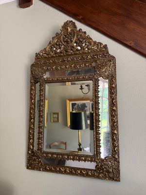 un miroir accroché au mur d'une pièce