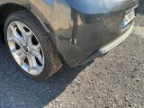 une voiture accidentée et garée sur le bord de la route