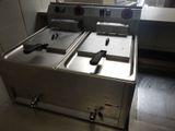 une photo d'une cuisine professionnelle équipée de deux friteuses