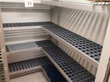 une étagère en métal au milieu d'une pièce