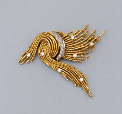 Gros plan sur une broche en or et diamants
