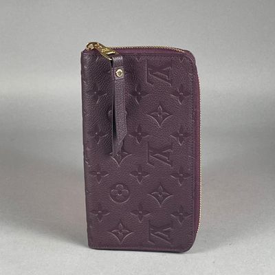 Portefeuille Louis Vuitton violet à fermeture éclair, avec finitions dorées