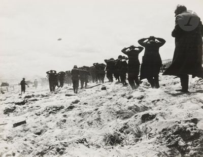 photographie en noir et blanc d'un groupe de personnes debout sur une colline
