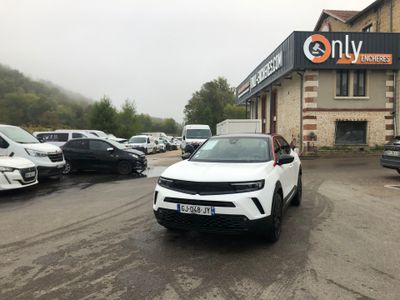 un 4x4 blanc garé devant un bâtiment