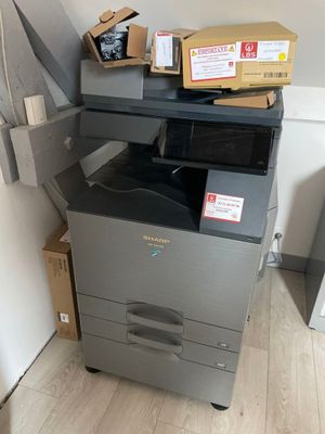 une imprimante posée sur une pile de boîtes