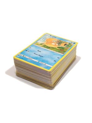 une pile de cartes empilées les unes sur les autres sur une surface blanche