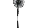 un ventilateur noir posé sur un pied métallique
