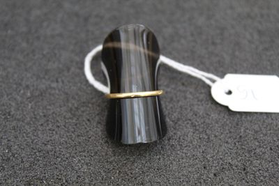 un petit objet noir auquel est attachée une étiquette
