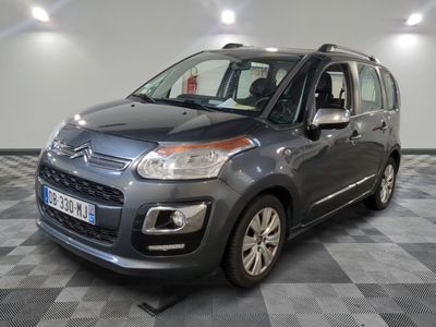 la citrole grise est garée dans le garage sur un sol en damier
