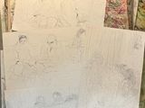 une pile de papiers posée sur une table