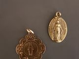 deux médailles d'or représentant la Vierge de Guadalupe et la Vierge de Guadalupe