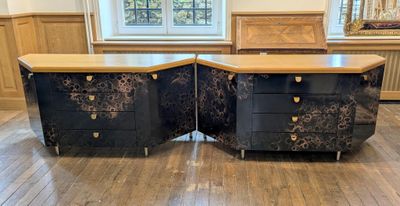 Maison JANSEN dans le goût de, paire de commodes de forme tr…