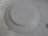 une assiette blanche sur une nappe blanche