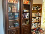 une bibliothèque contenant de nombreux livres dans une pièce