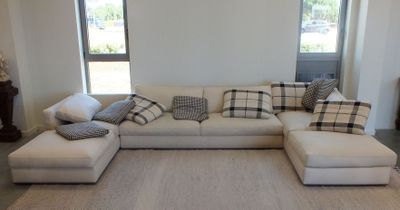 un grand canapé modulable orné de coussins dans un salon
