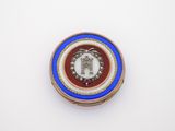 un gros plan sur une broche aux couleurs rouge, blanc et bleu