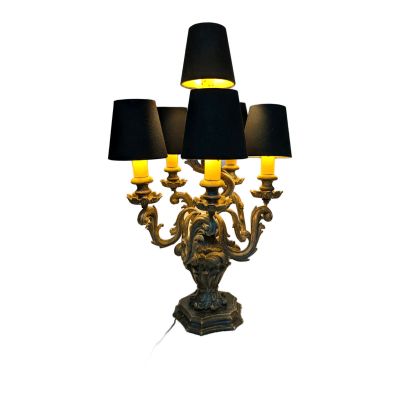 une image représentant un lustre à trois lampes