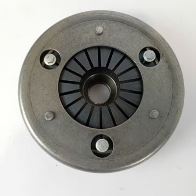 une image montrant un gros plan d'un disque d'embrayage sur une surface blanche