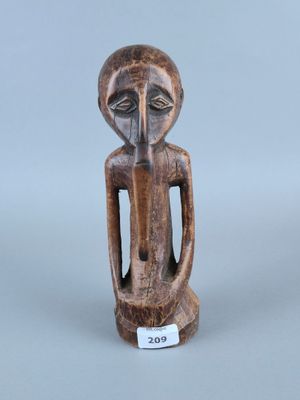 une statue en bois représentant un homme dont le visage et les mains sont posés sur sa poitrine