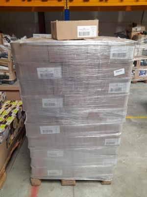 une grande pile de boîtes sur une palette dans un entrepôt