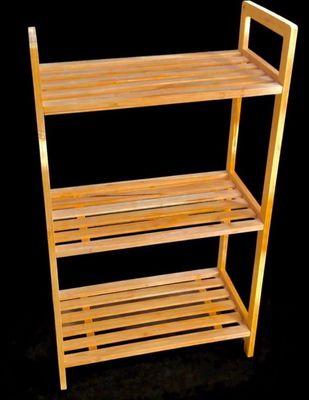 une étagère en bois comportant deux tablettes